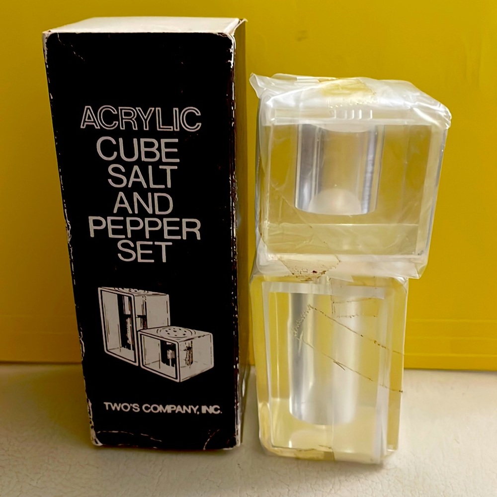 NWOT:  TWO’S COMPNY Salt & Pepper set